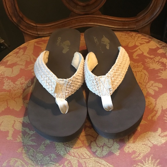 brown rocket dog flip flops